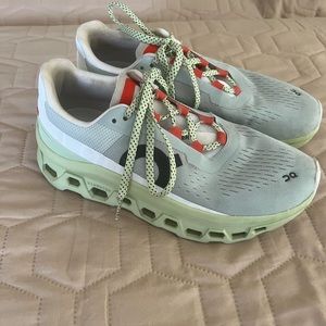 On Running Women’s Cloudmonster Size 7. Good preowned condition.